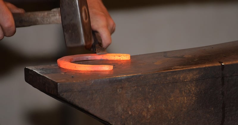 De la barre d'acier au fil tranchant : comment fabrique-t-on un couteau ?