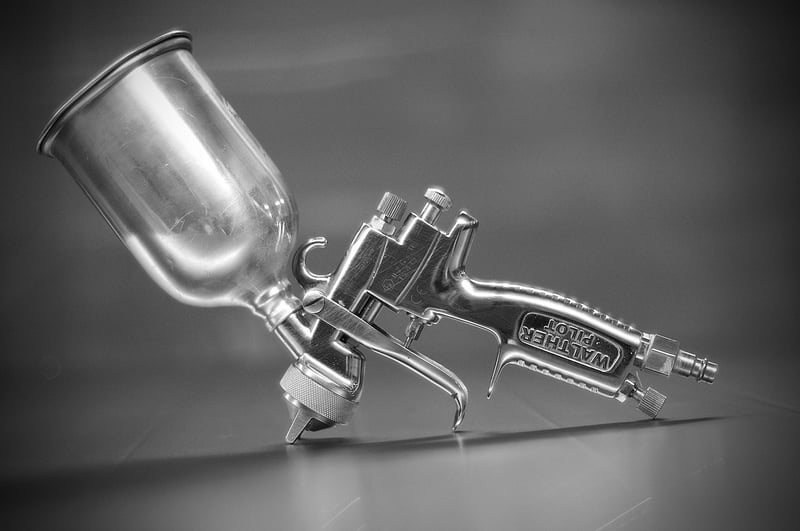 Peindre un plafond au pistolet en 2026 : le guide pro pour un résultat parfait
