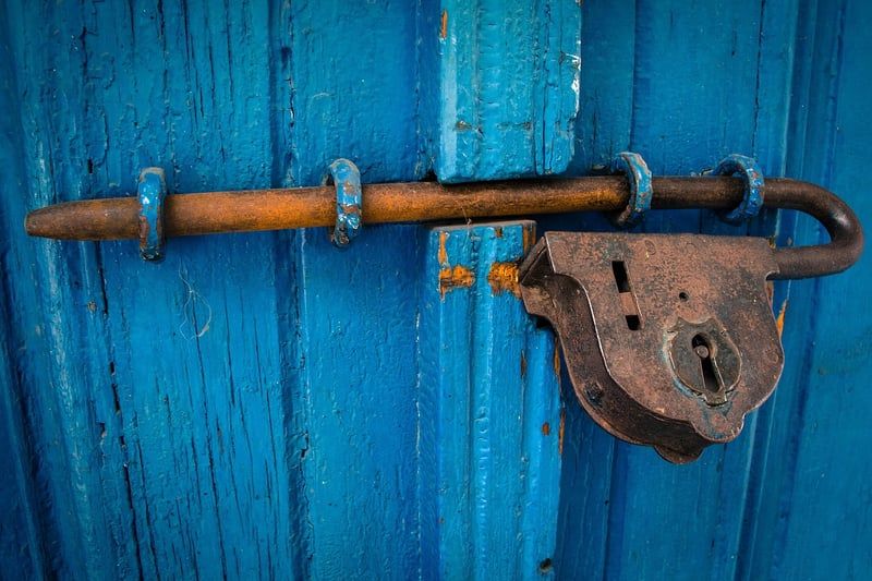 Débloquer une porte avec une pene coincée : 3 astuces simples en 2026